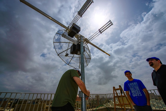 צוות המחקר באוניברסיטת בן-גוריון בהתקנת תחנת הקרקע לקבלת נתוני הננו-לוויין BGUSAT 