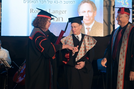 פרופ' רוברט לנגר מקבל את התואר מידי פרופ' רבקה כרמי ופרופ' צבי הכהן.jpg
