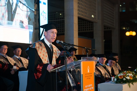 פרופ' רוברט לנגר נושא דברים במעמד קבלת התואר דר לפילוסופיה לאות כבוד מאוניברסיטת בן-גוריון בנגב.jpg