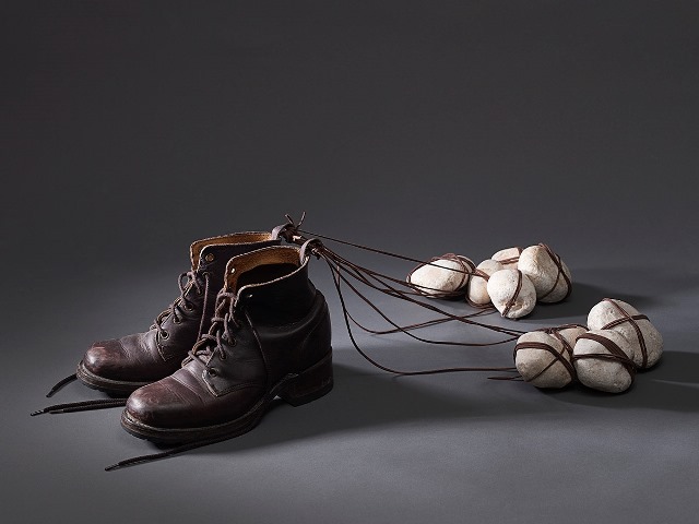 אנדי ארנוביץ, חיים כאן, 2002, נעלי האמנית רצועות עור ואבנים ירושלמיות, , צילום אבשלום אביטל, באדיבות הילה סולומון