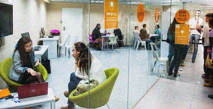 מועמדים מקבלים ייעוץ במדור רישום