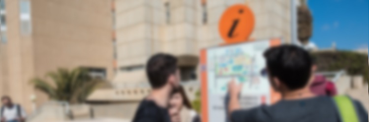 סטודנטים מחפשים בניין במפת האוניברסיטה