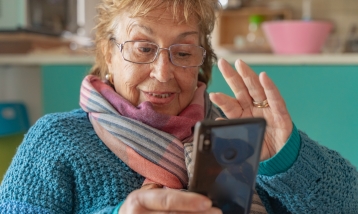 אישה מבוגרת עם טלפון סלולארי