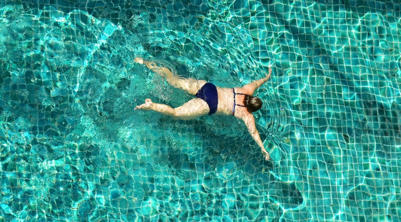 אישה שמנה שוחה בבריכה