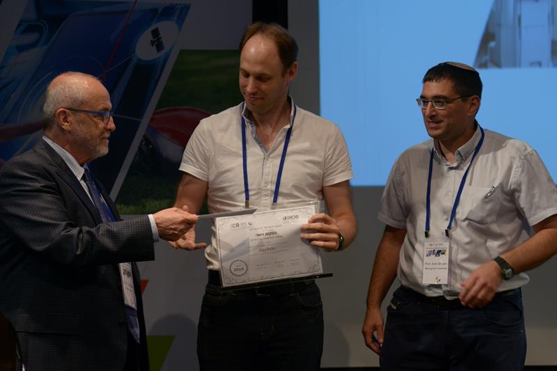 ​​ד"ר דני אייזיקוביץ מקבל את הפרס למקום השני בתחרות | צילום: ליאת מנדל, האיגוד הישראלי לרובוטיקה