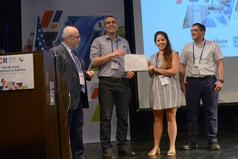 ד"ר דוד זרוק, לי-היא דרורי מקבלים את הפרס הראשון בתחרות | צילום: ליאת מנדל, האיגוד הישראלי לרובוטיקה