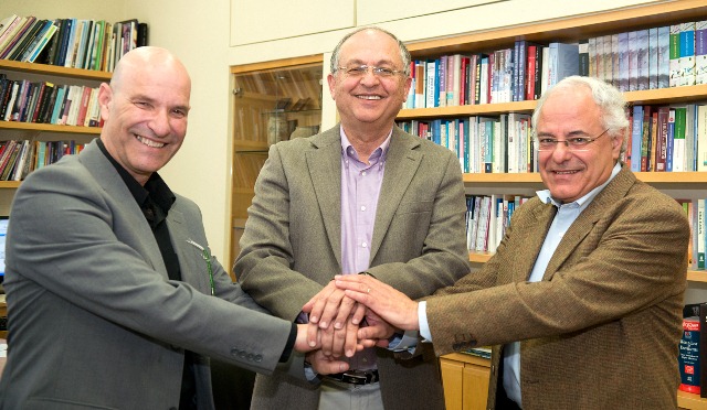 חותמים על מזכר ההבנות.jpg