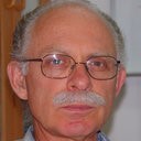 תמונה שמכילה איש, קיר, משקפיים, אדם    תיאור שנוצר ברמת מהימנות גבוהה מאוד