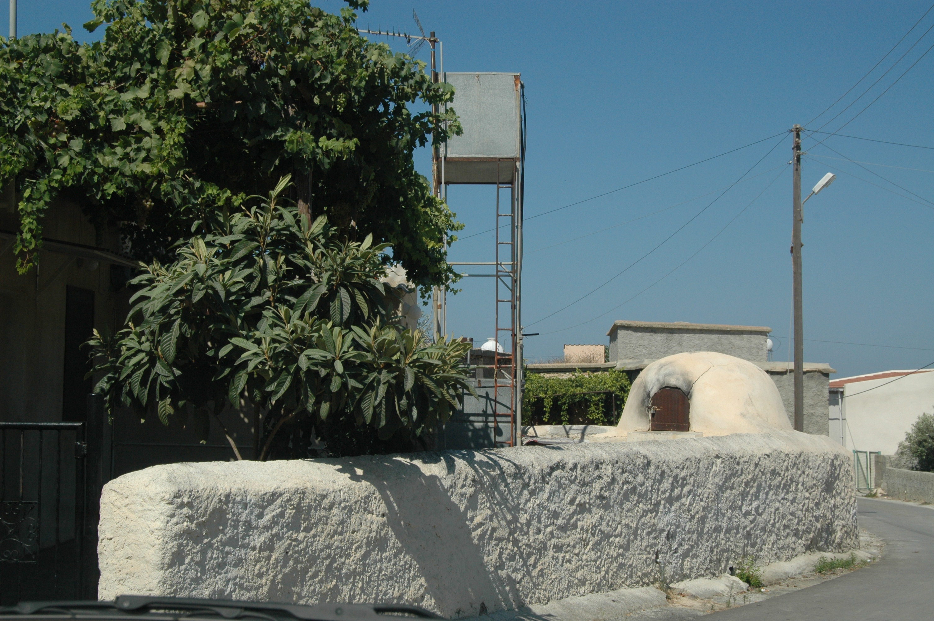 טאבון ומגדל מים בחצר אחד הבתים בכורמקיטיס.JPG