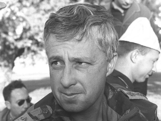 אלוף-משנה אריאל שרון כראש מטה פיקוד הצפון, 1964 | מתוך: ויקיפדיה