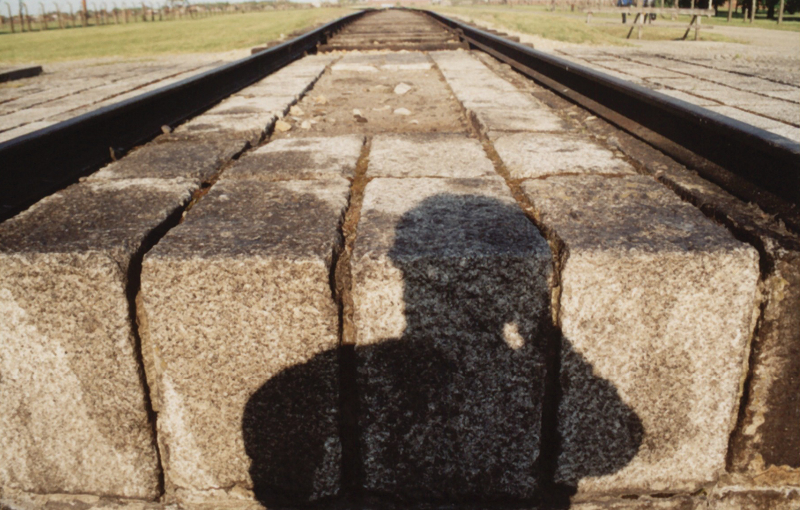 חיים מאור: דיוקן עצמי (הצל על המסילה), 2005