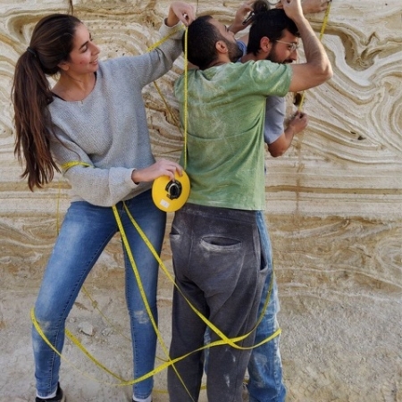 סיור שנערך במסגרת הקורס 'גיאולוגיה סטרוקטורלית' בנחל פרצים. צילום: אשר קילום