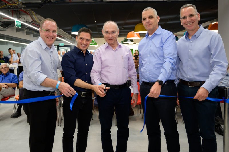 בתמונה (משמאל לימין): פרופ' דניאל חיימוביץ, רוביק דנילוביץ', ד"ר עוזי לנדאו, יואב הר אבן, ד"ר רן גוזלי