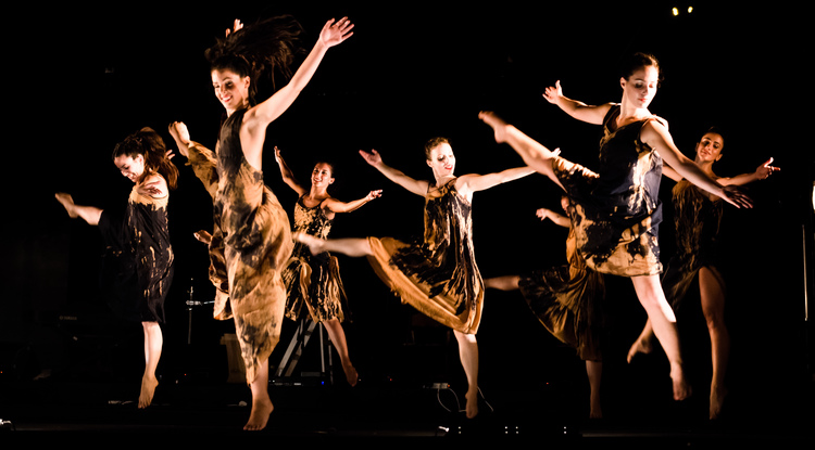 Pola dance troup performance