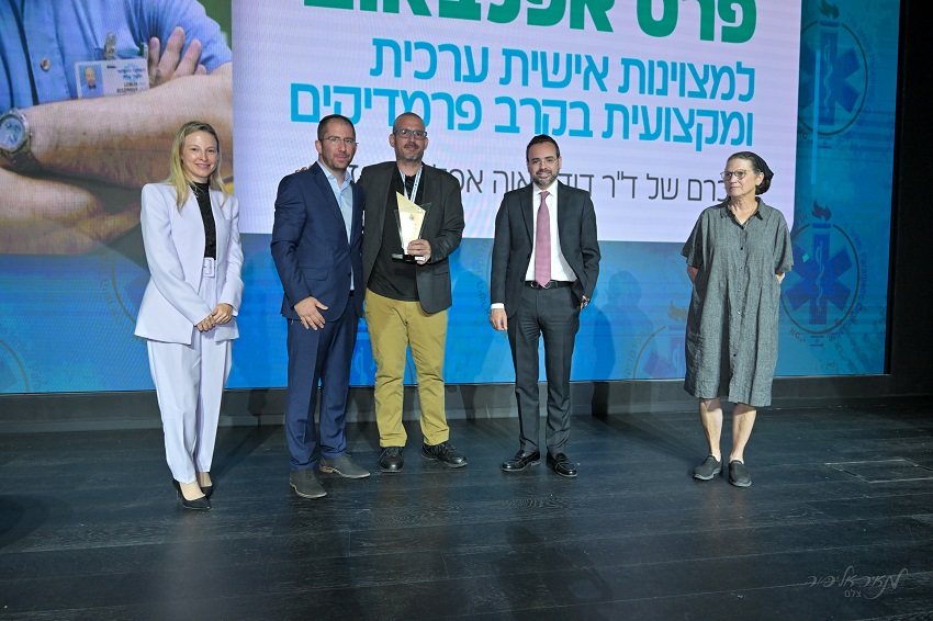 דר' אורן וכט במרכז התמונה